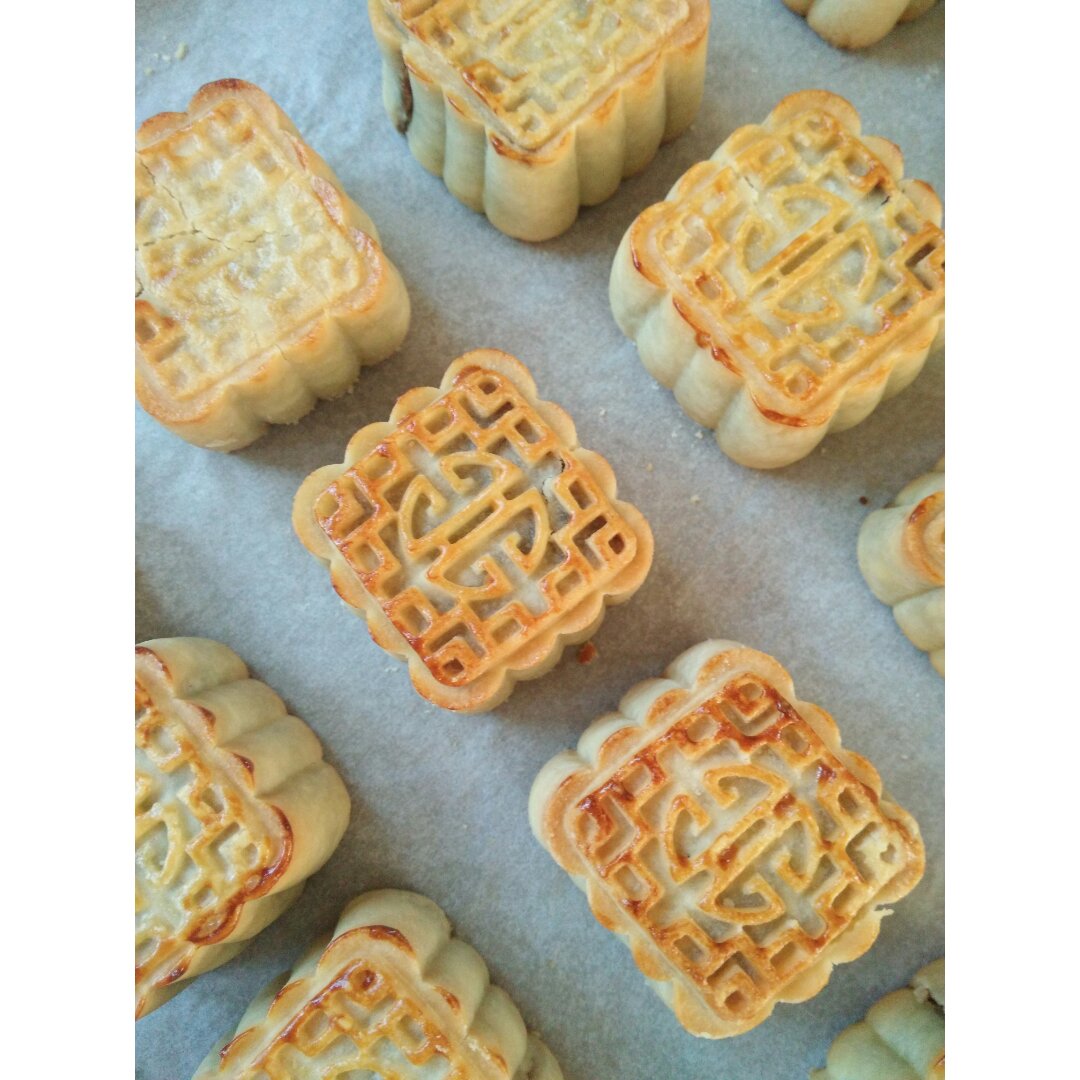 广式蛋黄莲蓉月饼