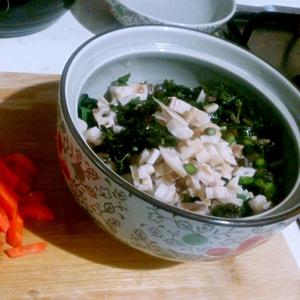 包陷煎餅之香椿豆丁蔬菜餡的做法 步骤4