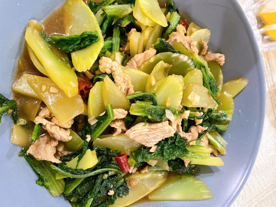 别扔！👐这样炒奇迹般好吃！香干肉片炒莴笋叶