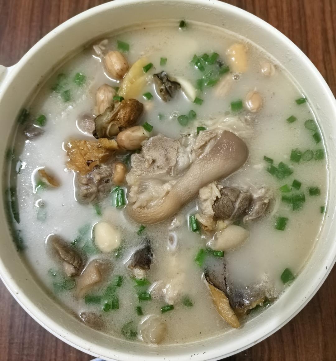 猪脚柴鱼墨鱼花生汤