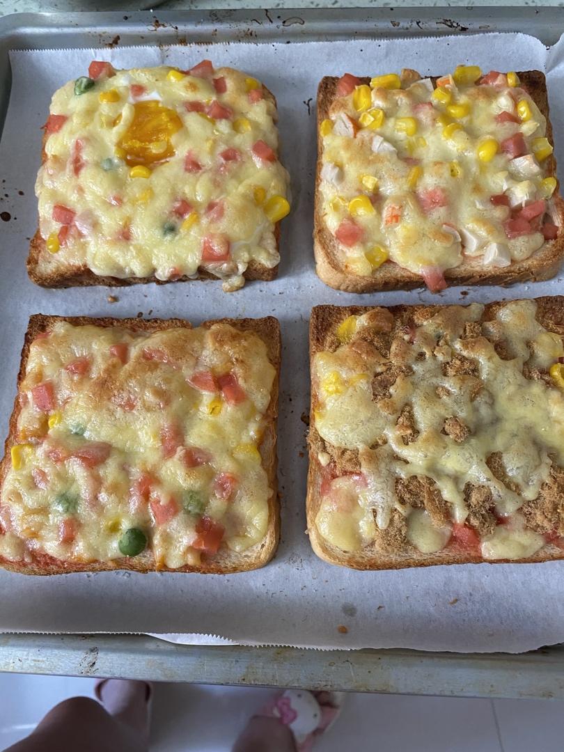 披萨与芝士做的切片吐司披萨