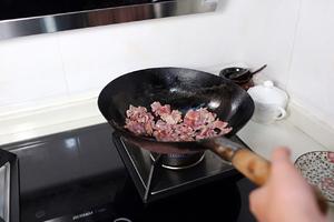 腐竹（豆皮）炒肉的做法 步骤4