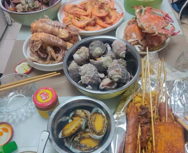 聚会/清蒸海鲜螃蟹辣炒海螺的做法