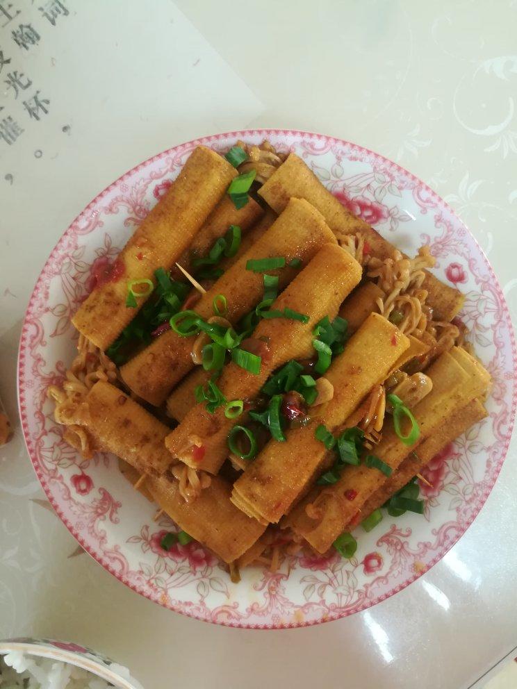 煎金针菇豆腐皮卷