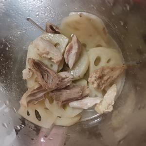 宝宝辅食－莲藕大骨汤细面的做法 步骤2