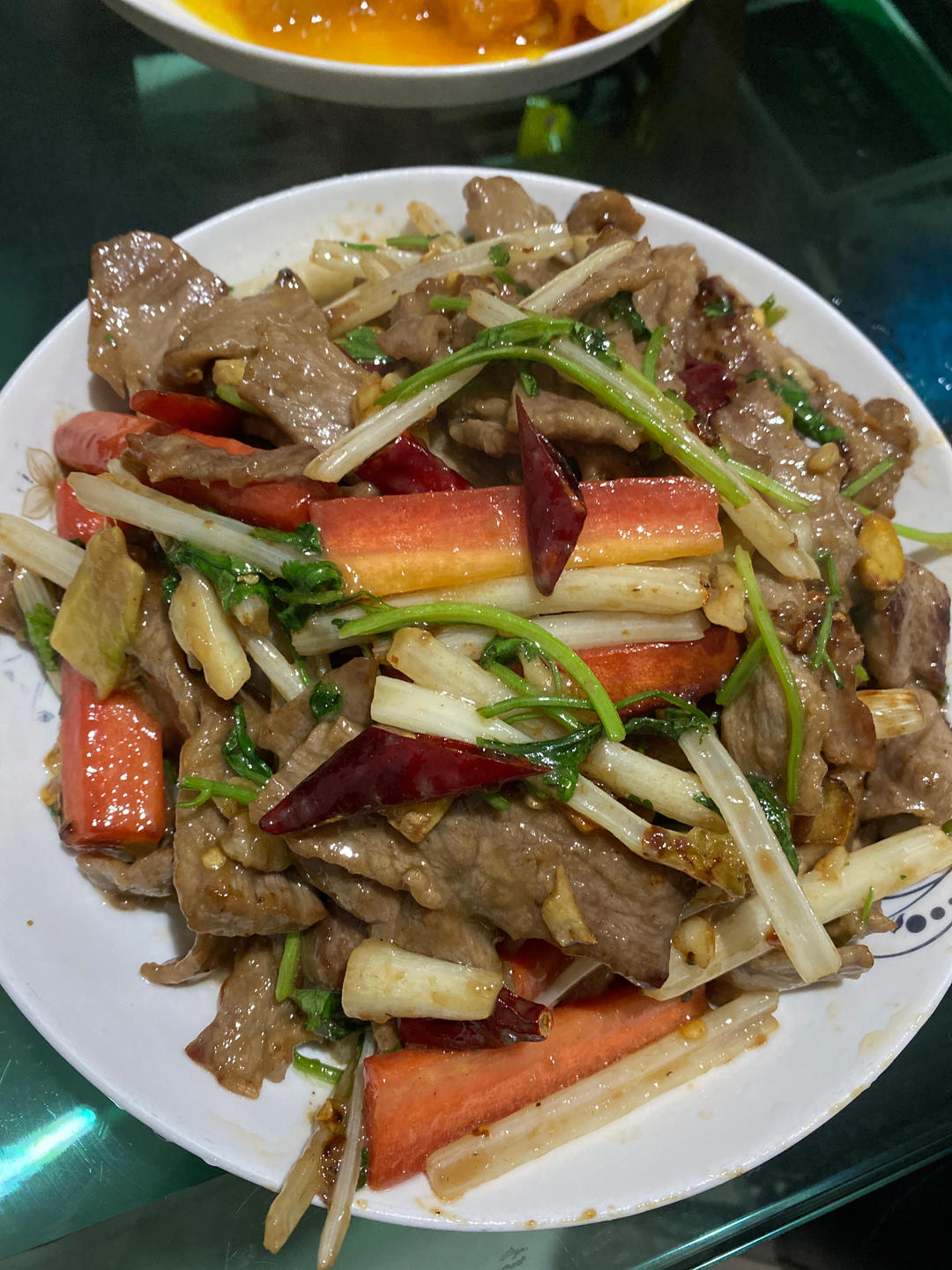 好吃到邻居敲门蹭饭的芹菜炒牛肉！