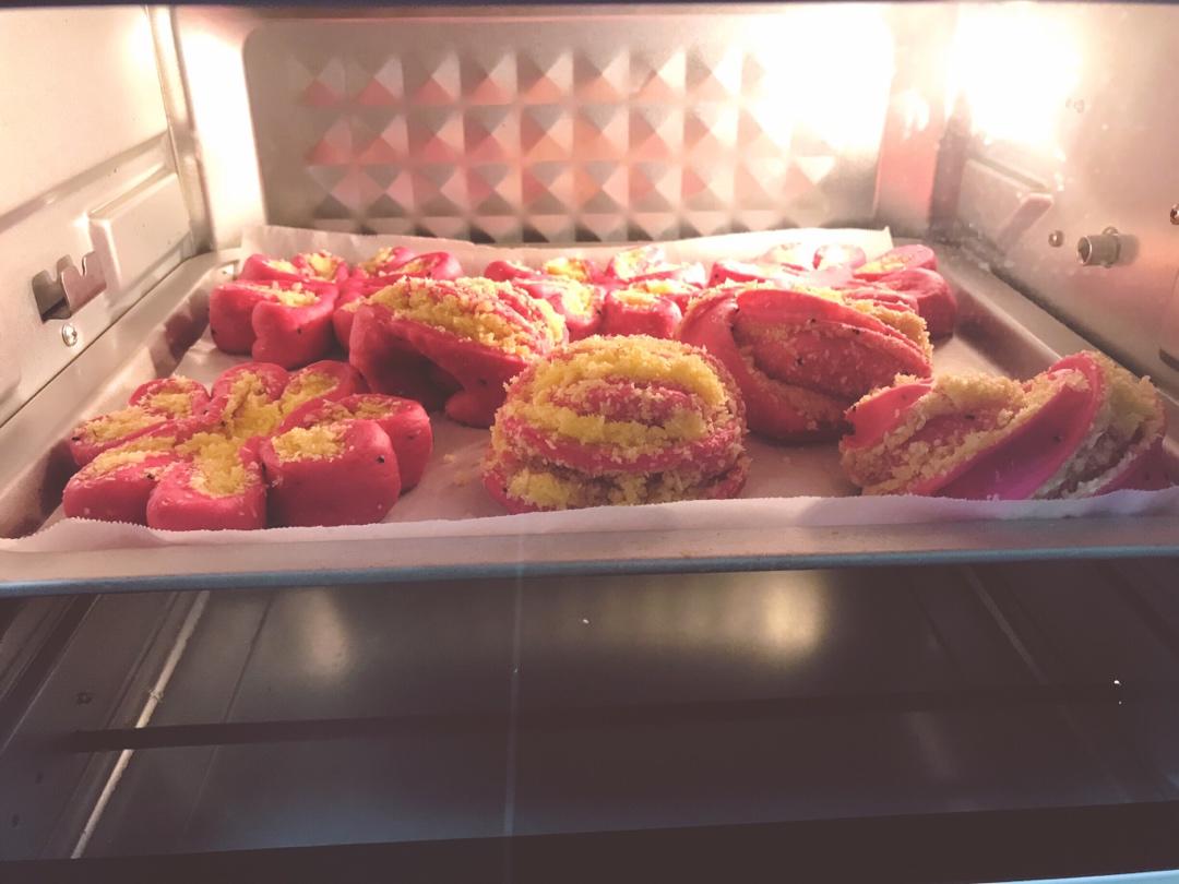 粉色四叶草椰蓉面包