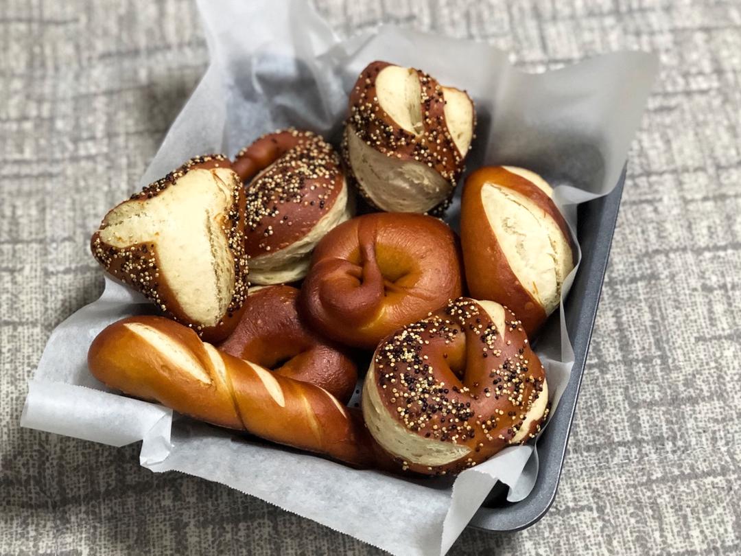 的麋鹿做的德国碱水面包brezen普雷节巴伐利亚面包扭结面包