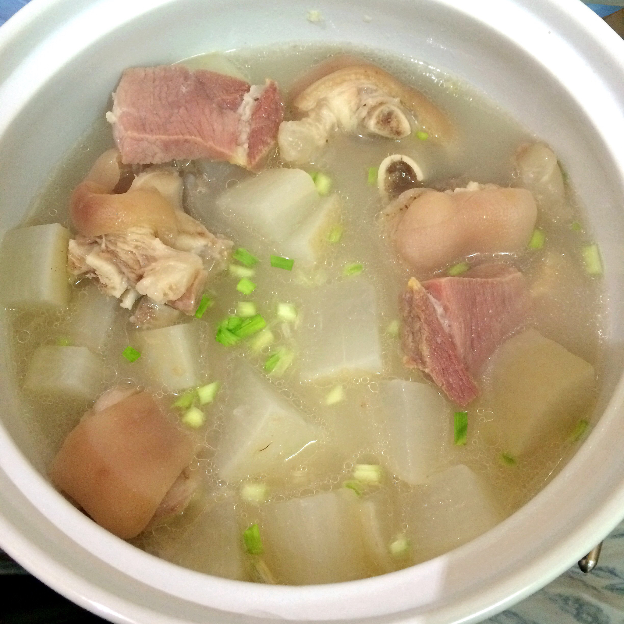 琬静做的胡椒猪手炖萝卜