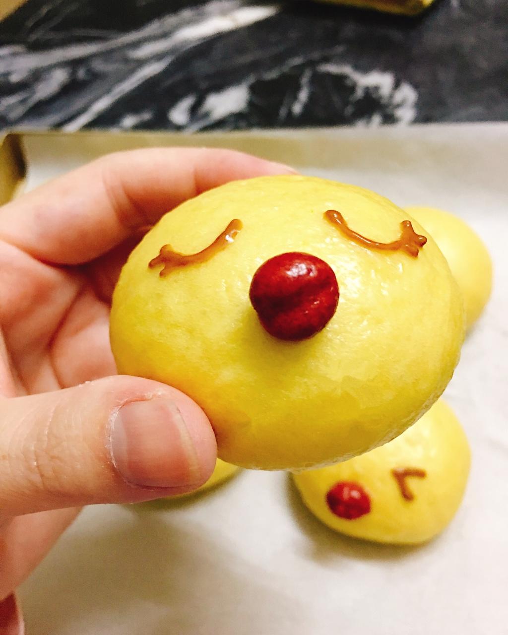 金鸡“抱”福奶黄包