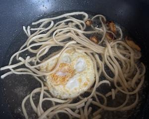 快手台湾小吃嘉义麻油鸡蛋面线简单美味坐月子的做法 步骤4