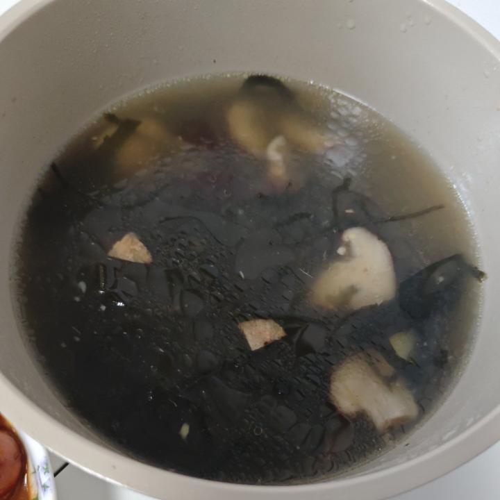 海带香菇冻豆腐汤