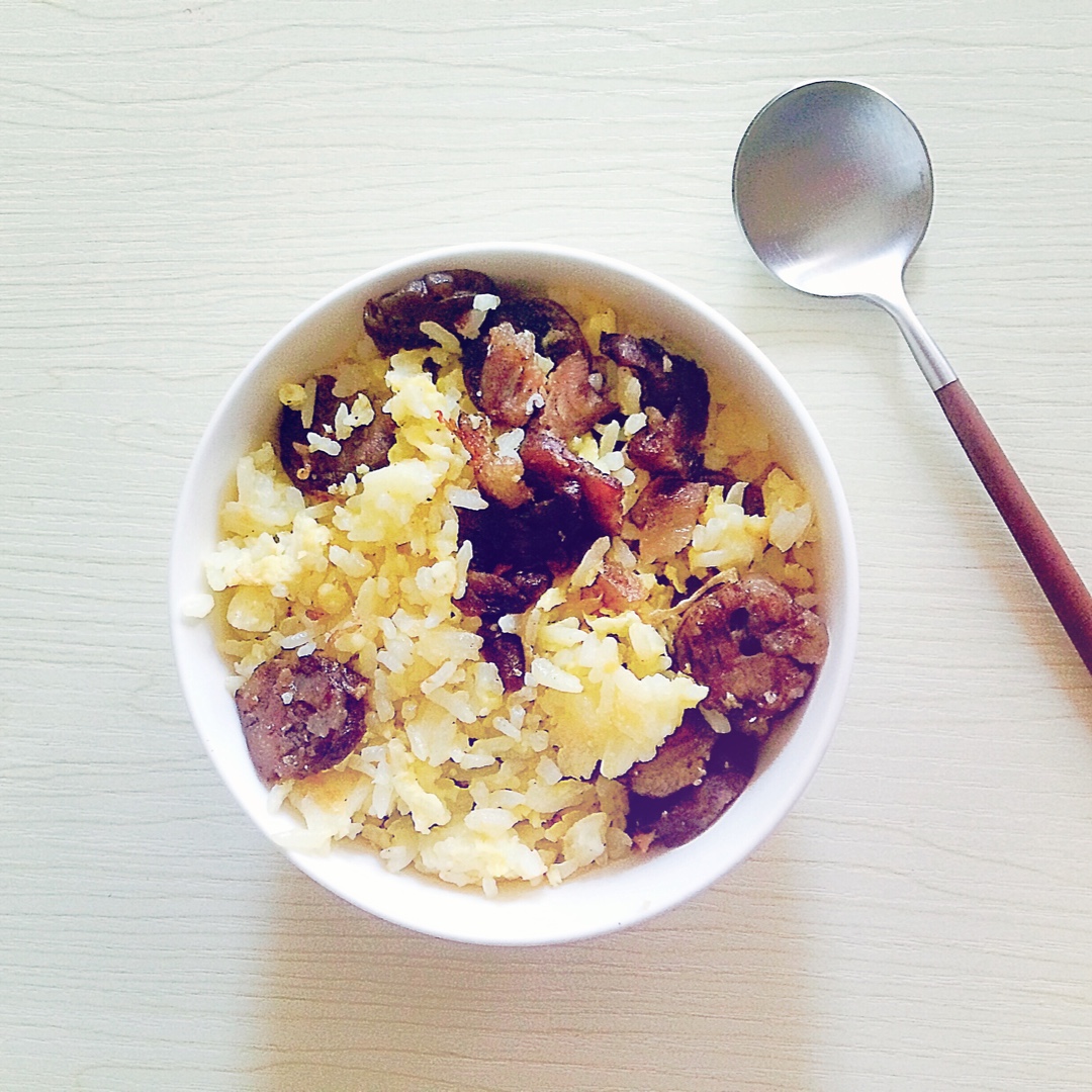 粒粒黄金腊肠炒饭（简易版）