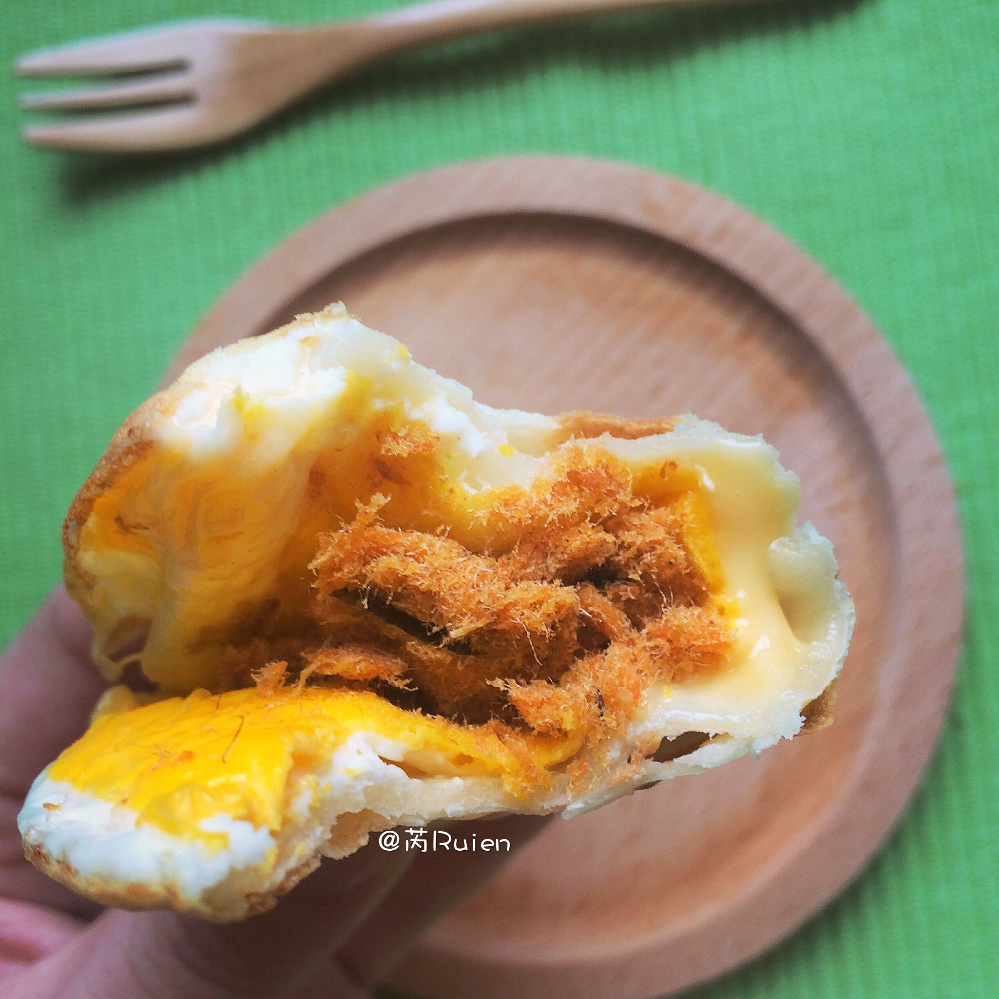 蛋包肉松黄金饼