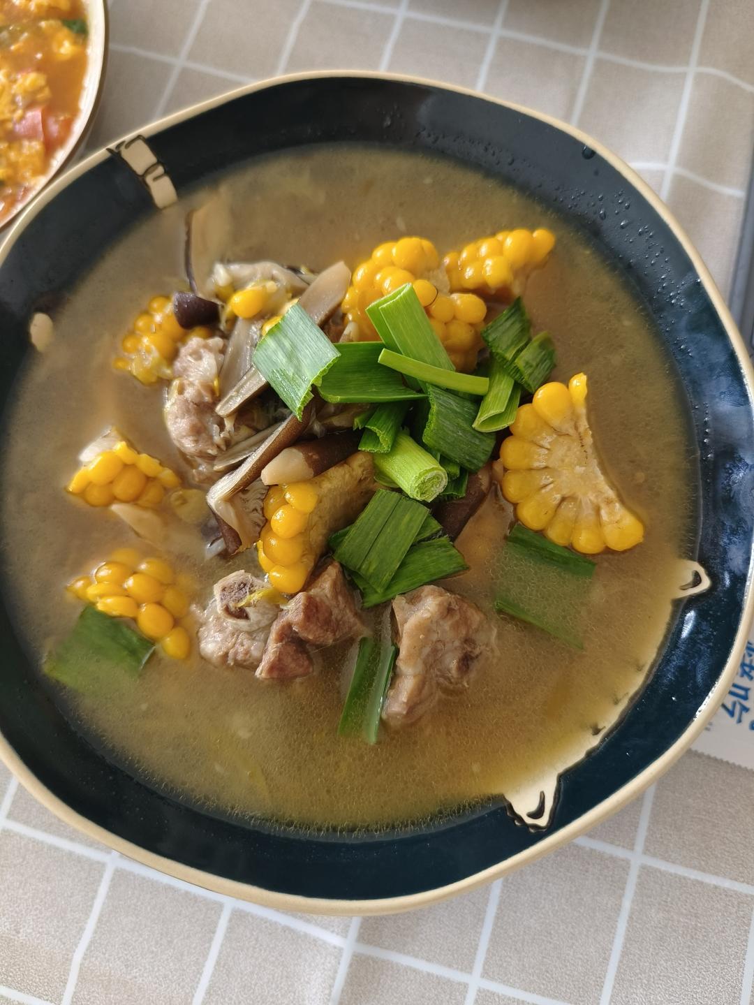 玉米排骨鸡菌煲