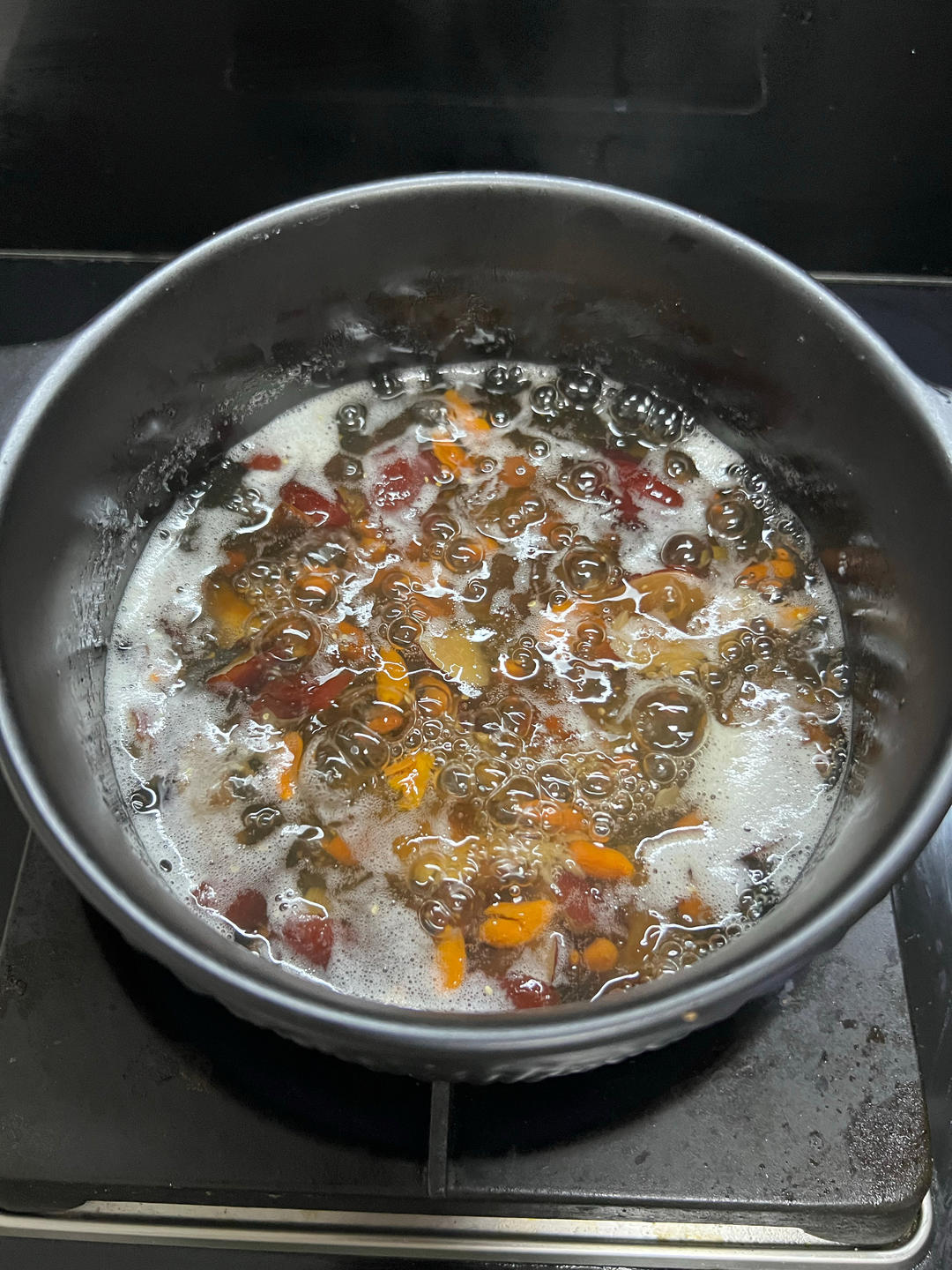 《桃胶皂角米雪燕银耳牛奶羹》据说一碗等于敷30片面膜的功效