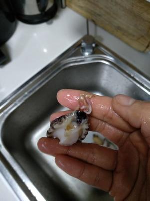 鲍鱼干贝粥（附小鲍鱼的清洗过程）的做法 步骤3