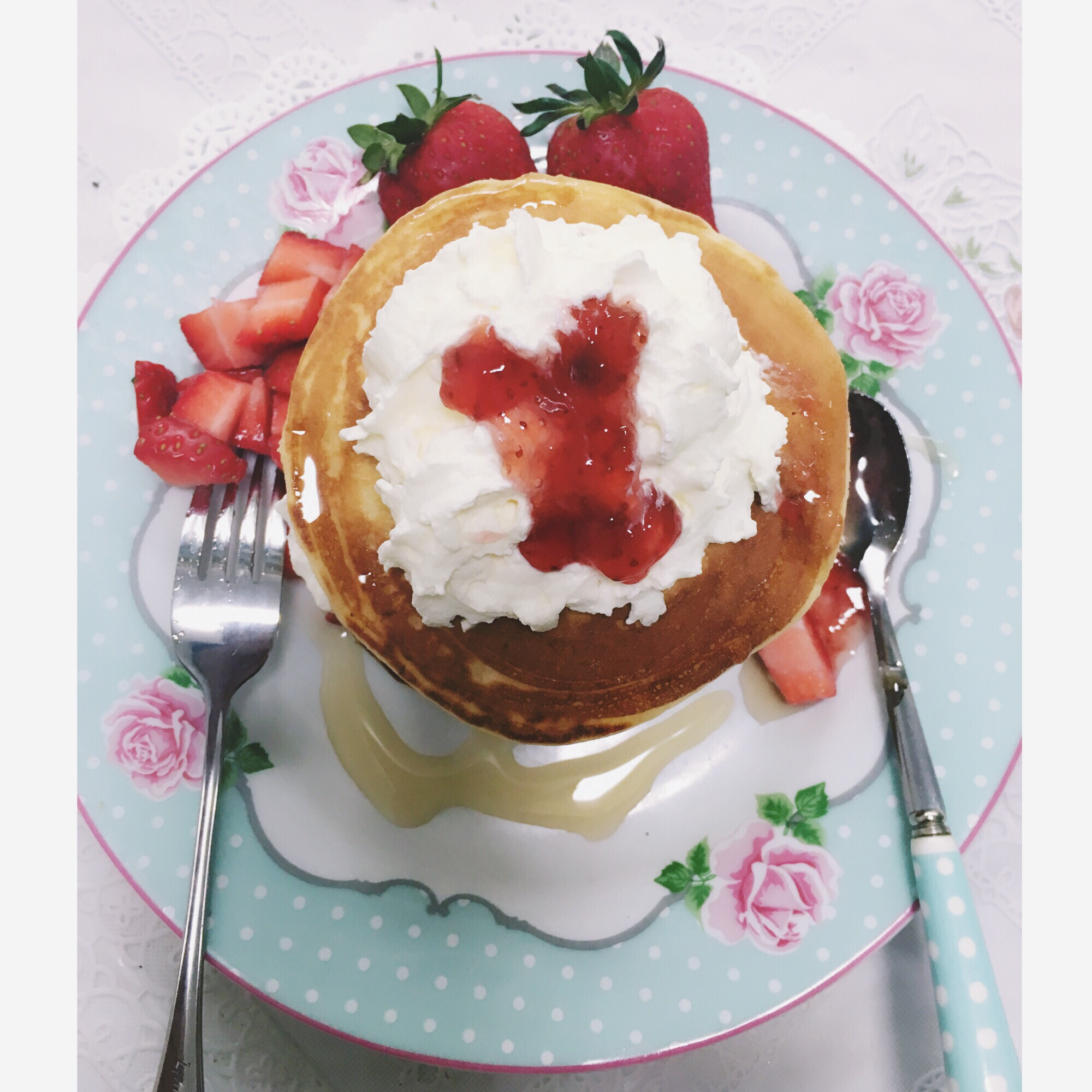 【酸奶松饼yogurt pancake】，搭上黑莓果酱和枫糖的美味。