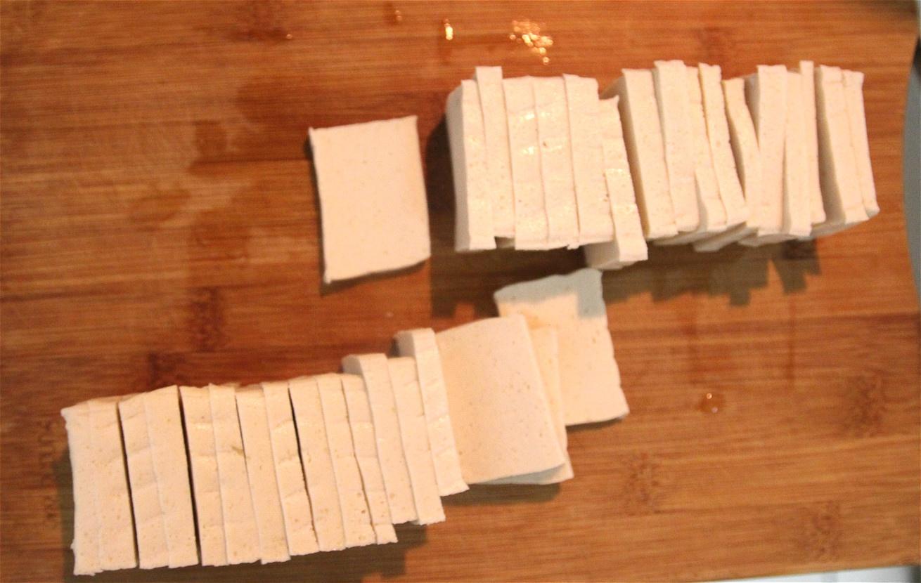 香炸千页豆腐（简单快手，夜宵排挡人气菜）的做法 步骤2