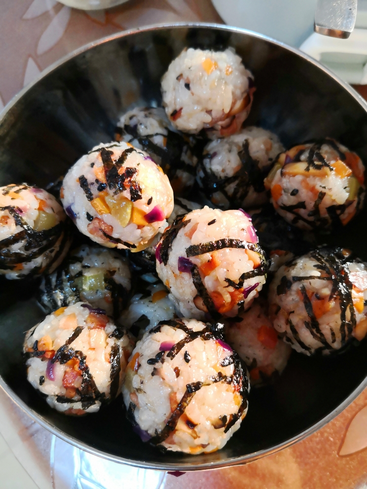 肉松海苔饭团的做法