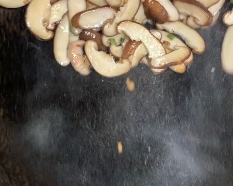 家常炒香菇 香菇炒肉的做法 步骤9