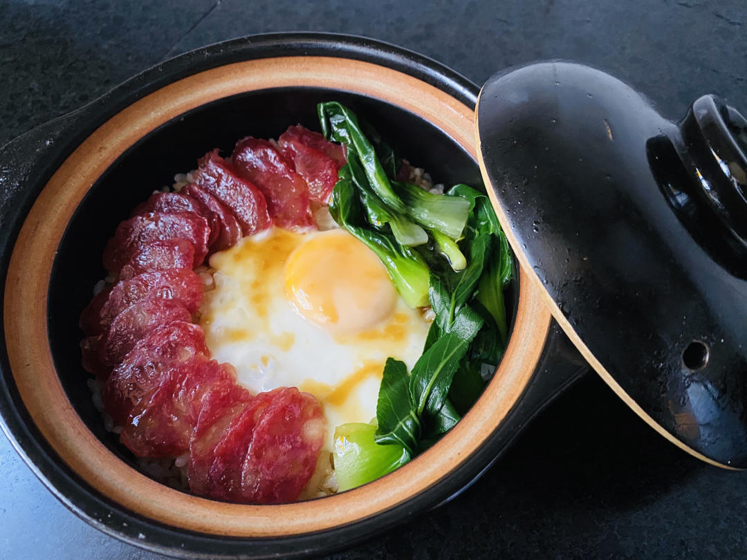 喜欢动手的大馋猫做的广式腊味煲仔饭