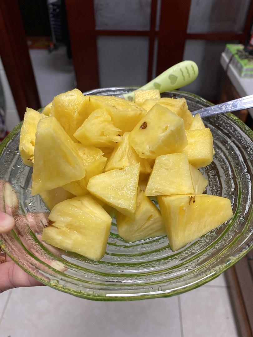 不到两分钟，切好一整个菠萝（独家）