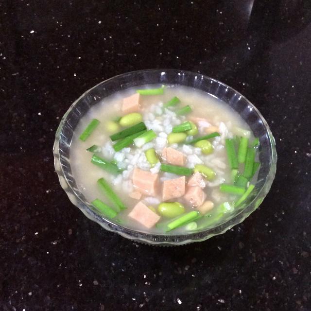 骨头汤火腿青豆韭菜粥的做法