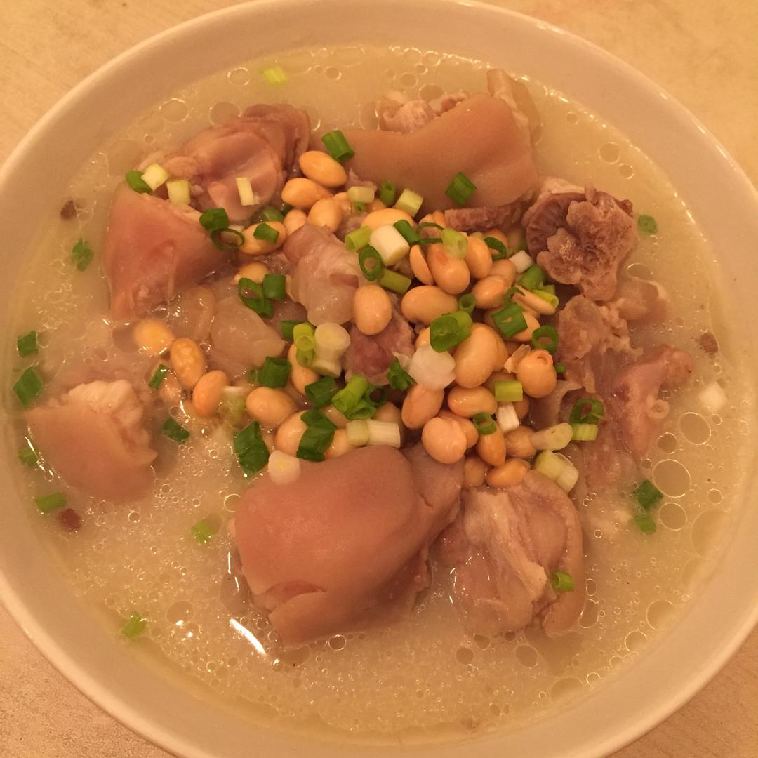 小麻雀june做的黄豆猪脚汤