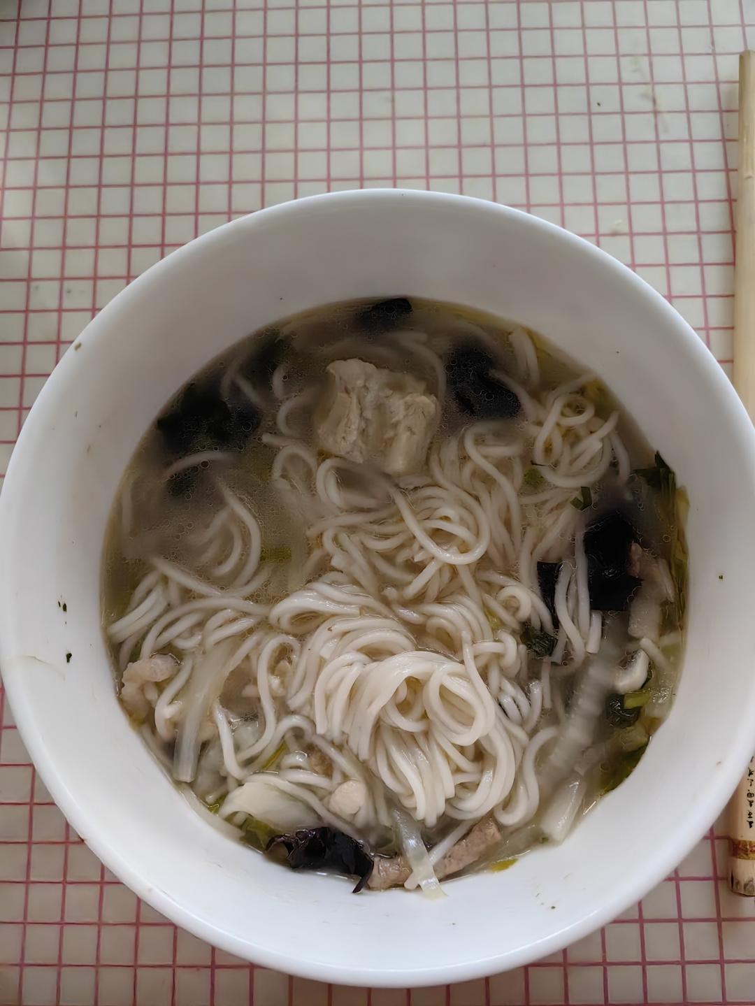小朋友早餐：白菜肉汤面