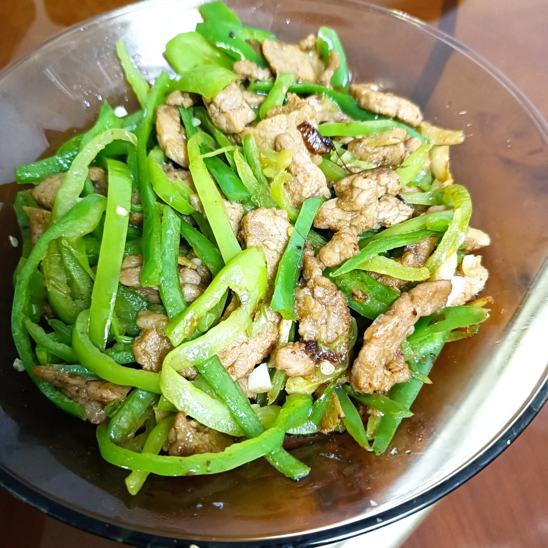 经典的家常菜，青椒炒肉丝，简单的食材也能做出如此美味