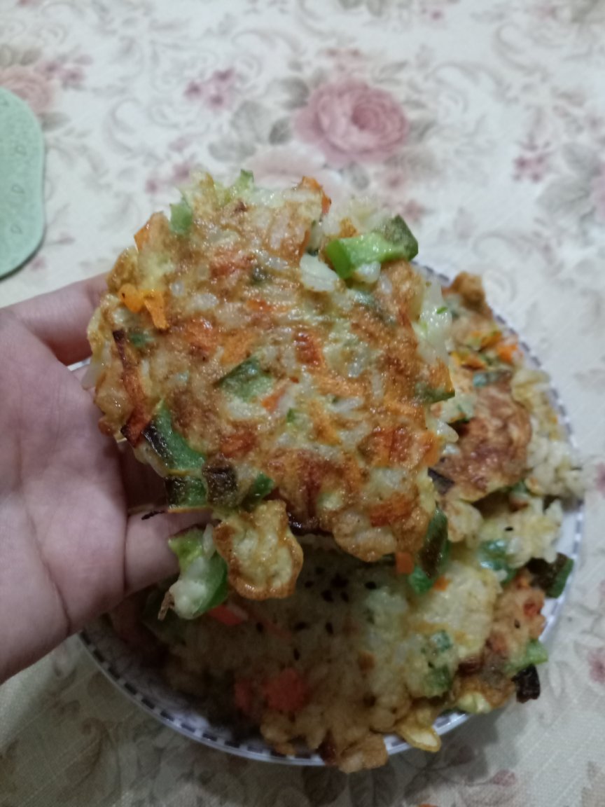 香煎鸡蛋蔬菜米饭饼