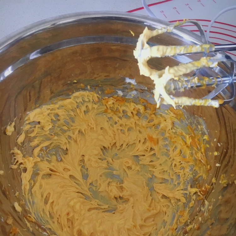 万圣节小怪物小蜘蛛南瓜乳酪霜蛋糕的做法 步骤3