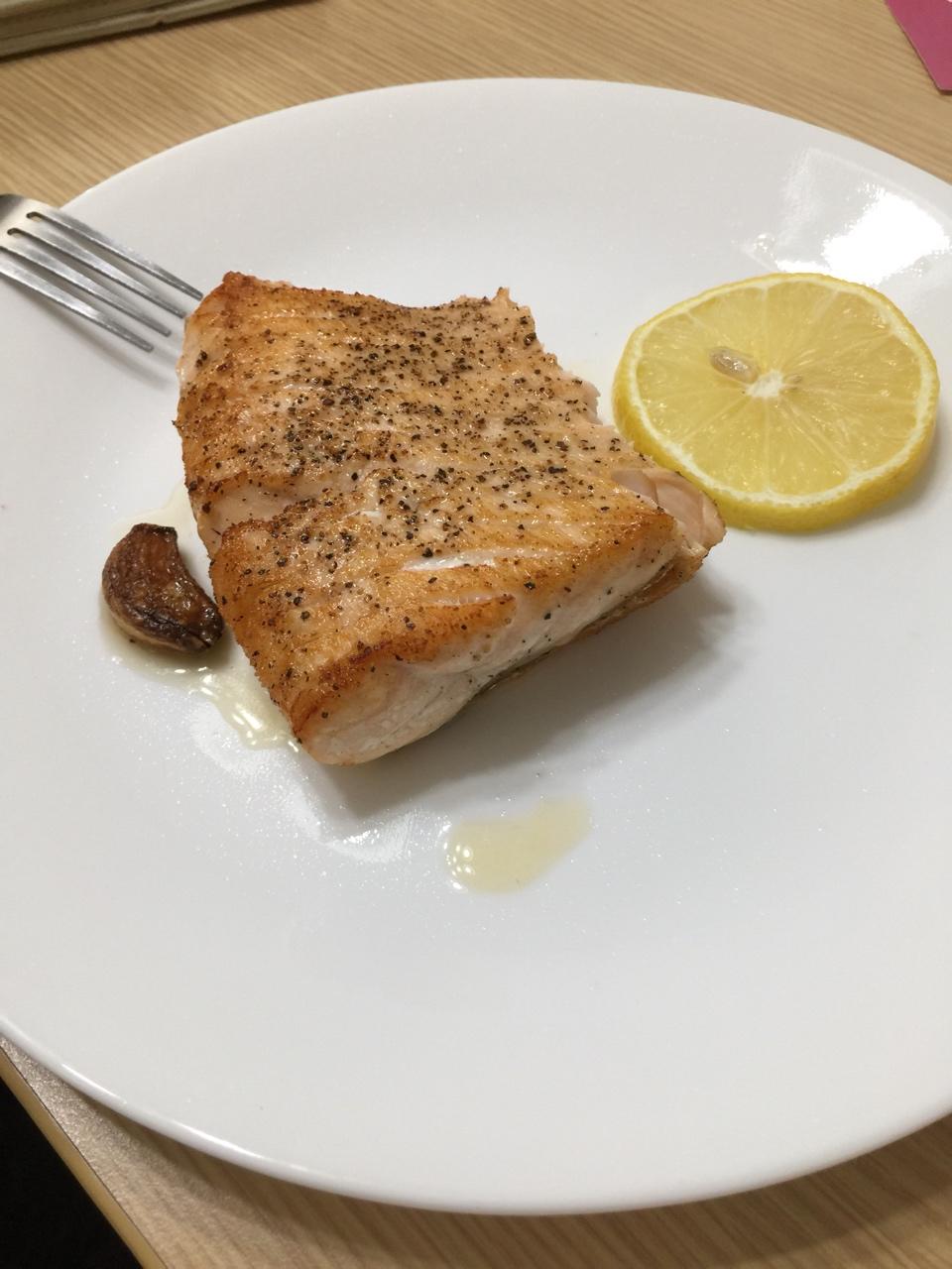 煎三文鱼（最朴素，脆皮好吃不浪费～）