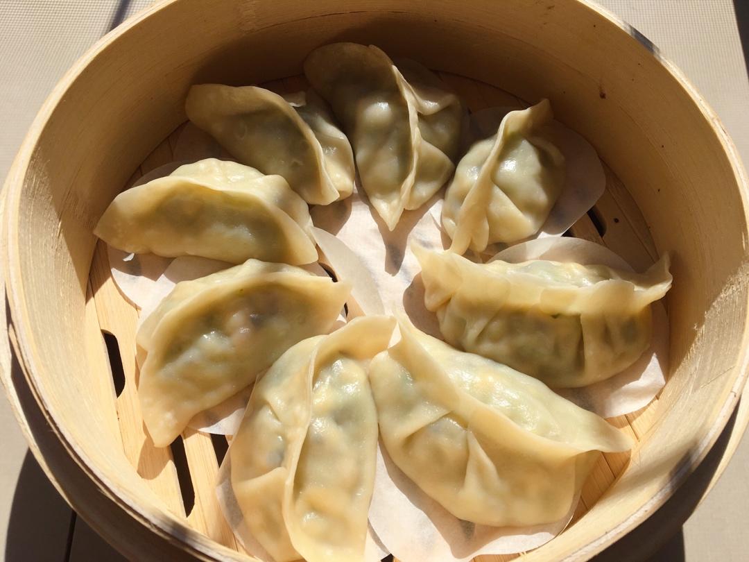 打掉伸向甜食的罪恶小手做的西葫芦虾仁鸡蛋蒸饺