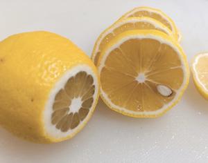冬季止咳润肺的琥珀柠檬🍋膏的做法 步骤1