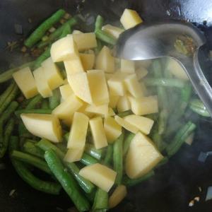土豆豆角焖面的做法 步骤4