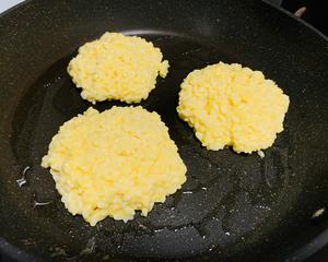 黄金鸡蛋大米饼的做法 步骤3