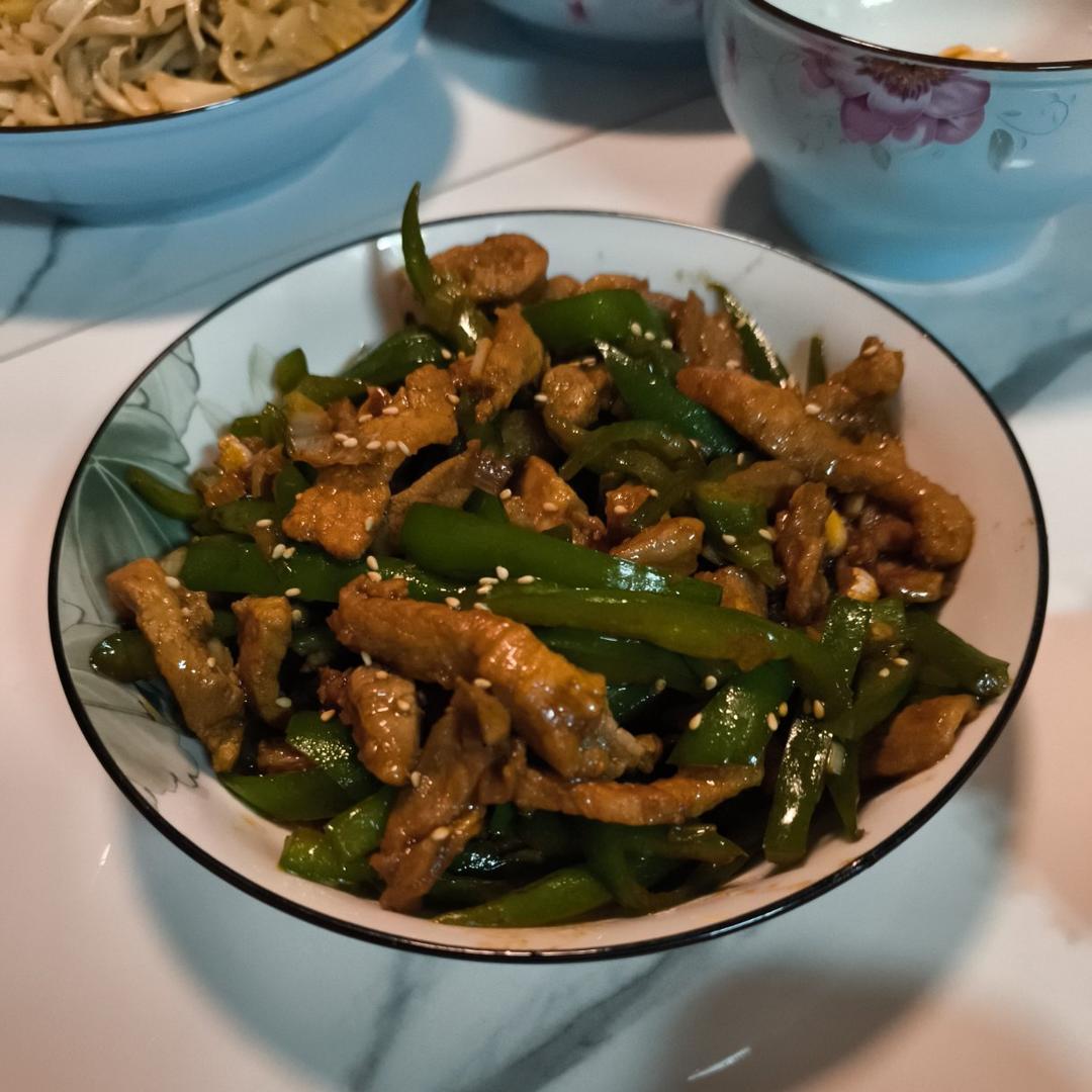 巨下饭的尖椒肉丝好吃得一碗接一碗