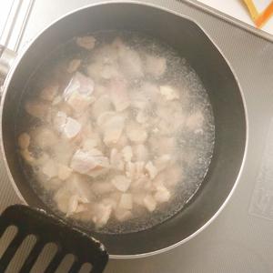 不加一滴油的鸡汤土豆焖饭的做法 步骤3