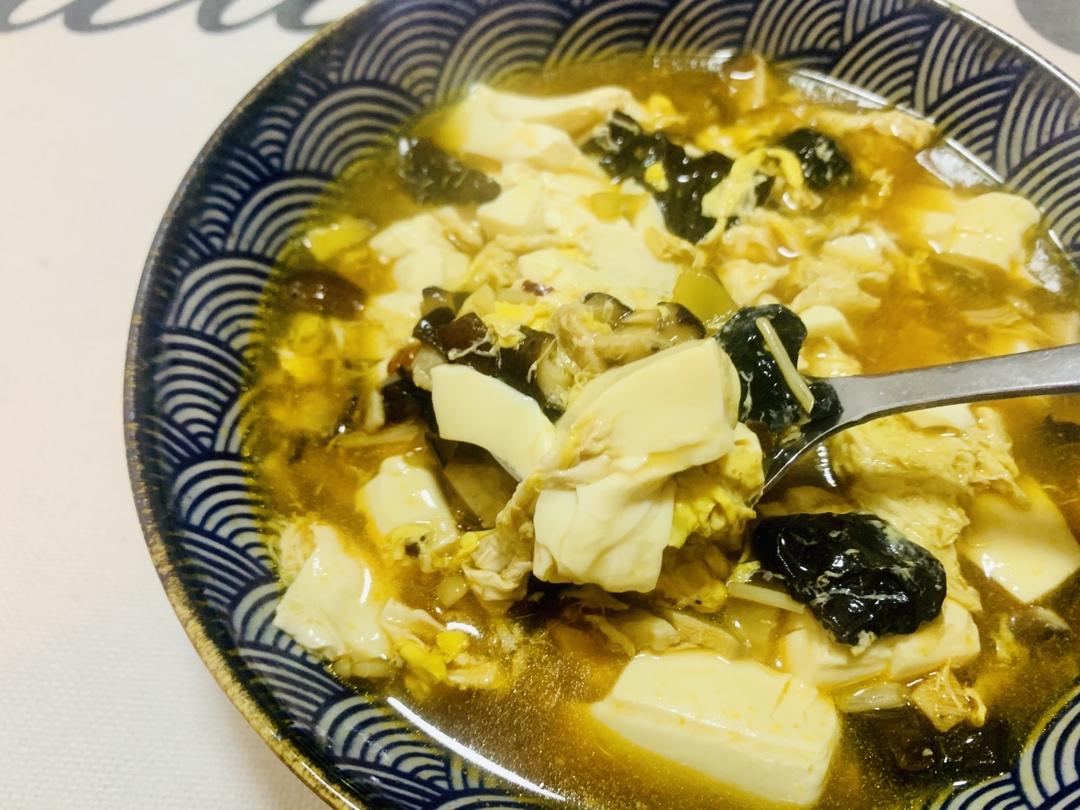 豆腐脑的做法：超市里盒装的内酯豆腐，打开盒放在碗里蒸，然后做豆腐脑的卤汁（虾仁、蘑菇丁加水，加入海鲜酱油、稍许盐，开锅后打入鸡蛋液，用水淀粉勾芡做成浓汁）豆腐蒸好后，倒出多余汤汁，浇上卤汁，一碗干净卫生，营养丰富的豆腐脑就做成了。