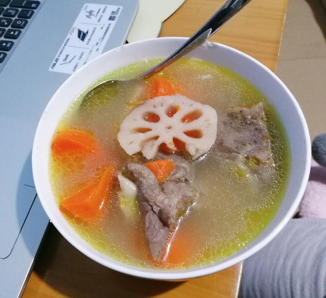 玉米胡萝卜猪骨汤--健脾祛湿