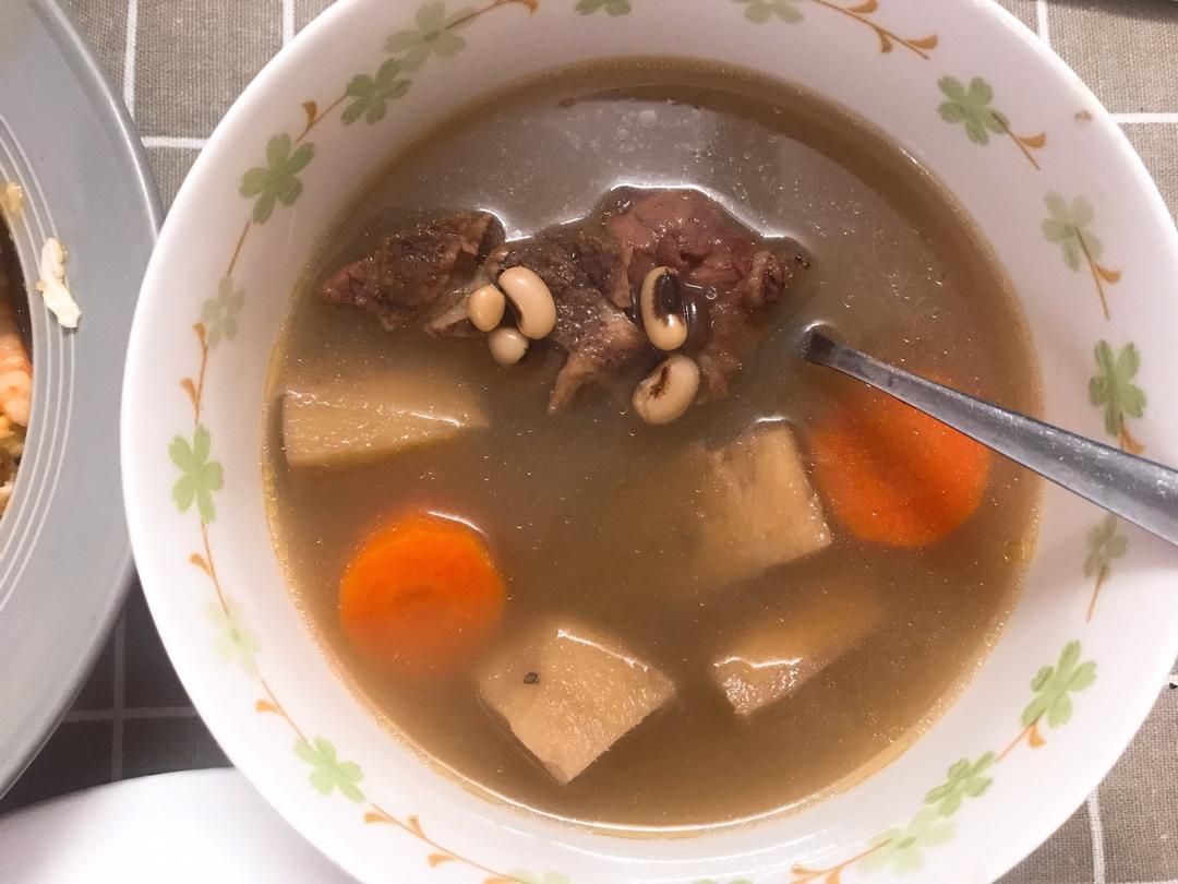 消肿祛湿,排毒养颜,助睡眠用料萝卜1根猪骨350g粉葛250g赤小豆20克