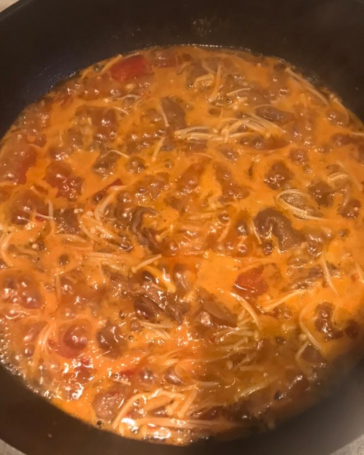 番茄金针菇肥牛锅 鲜到眉毛掉