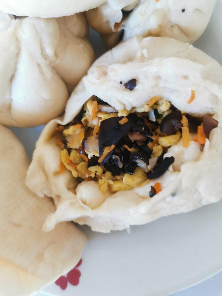 胡萝卜木耳鸡蛋包子