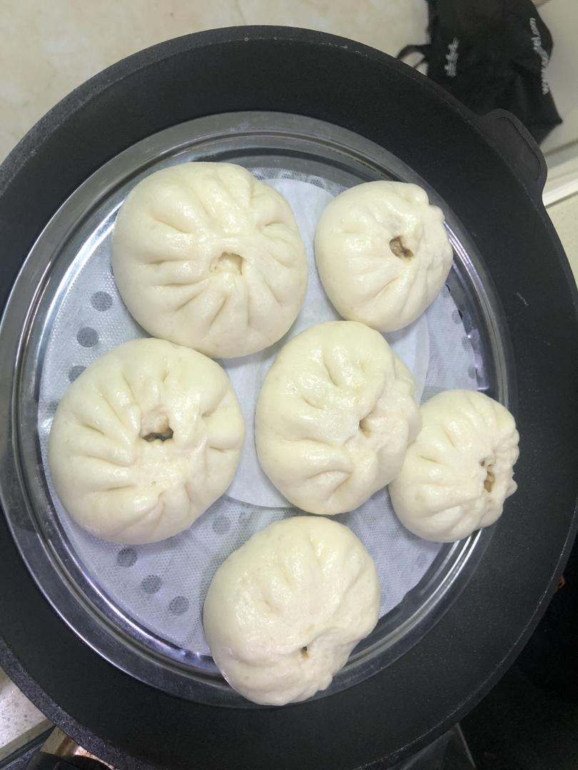 松软多汁的肉包子