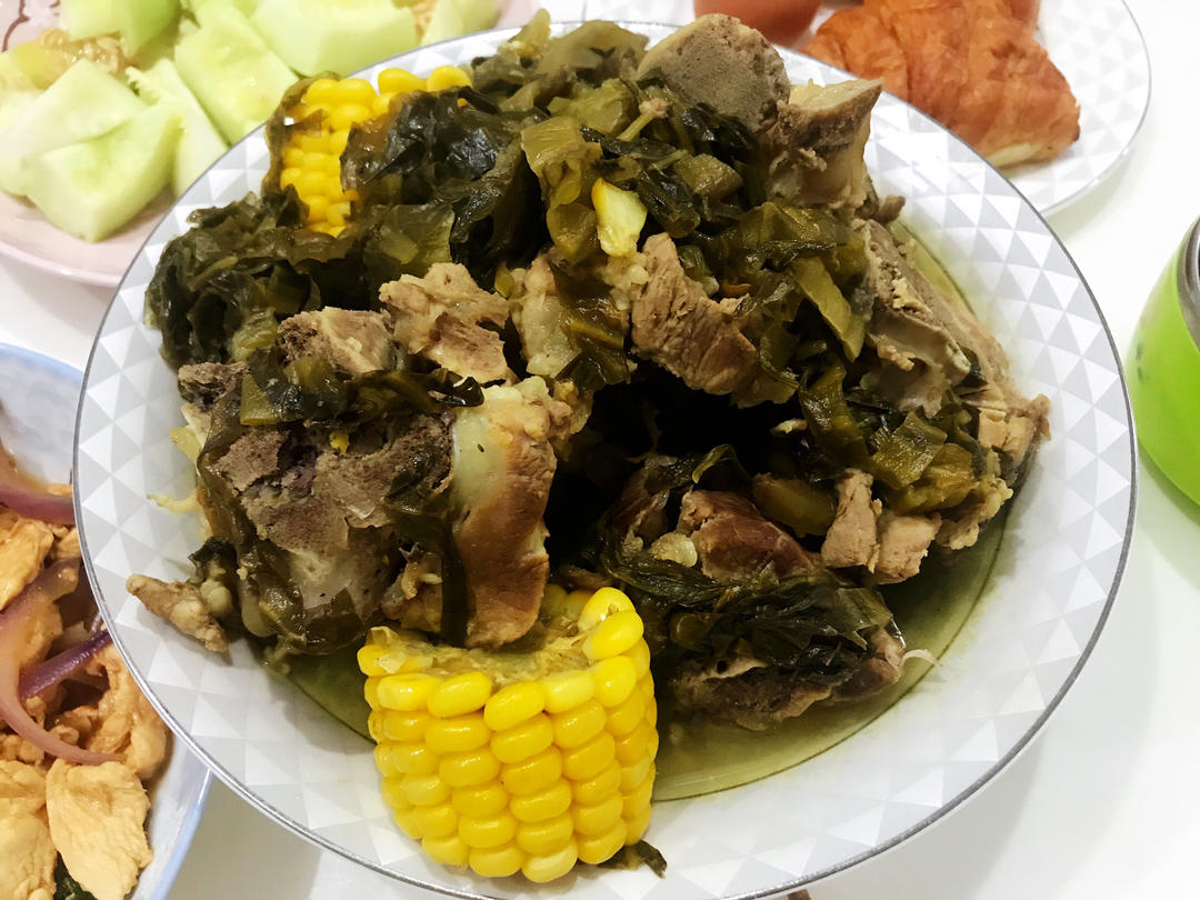 老妈做的酸菜炖大骨头