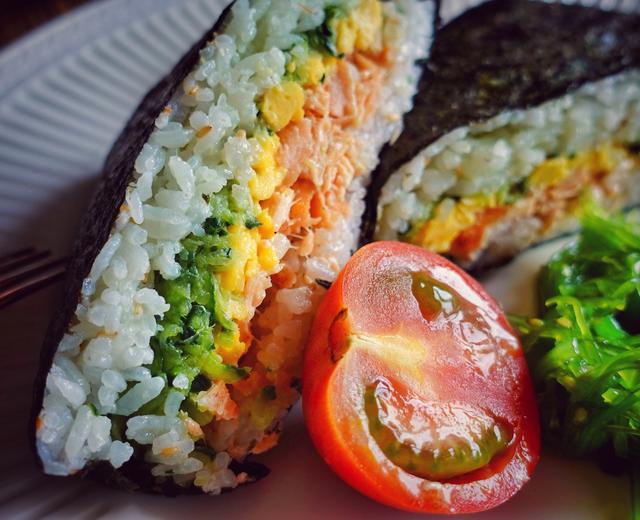 野餐露营食谱——三文鱼寿司三明治的做法