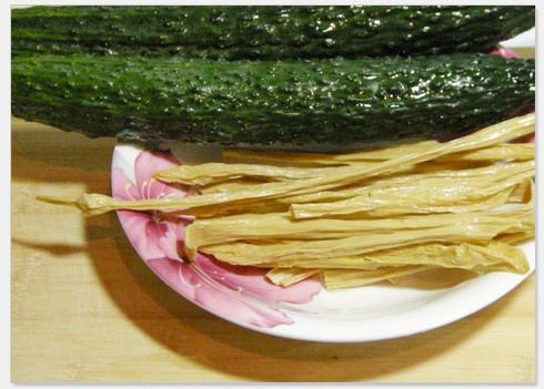 黄瓜凉拌腐竹的做法 步骤1
