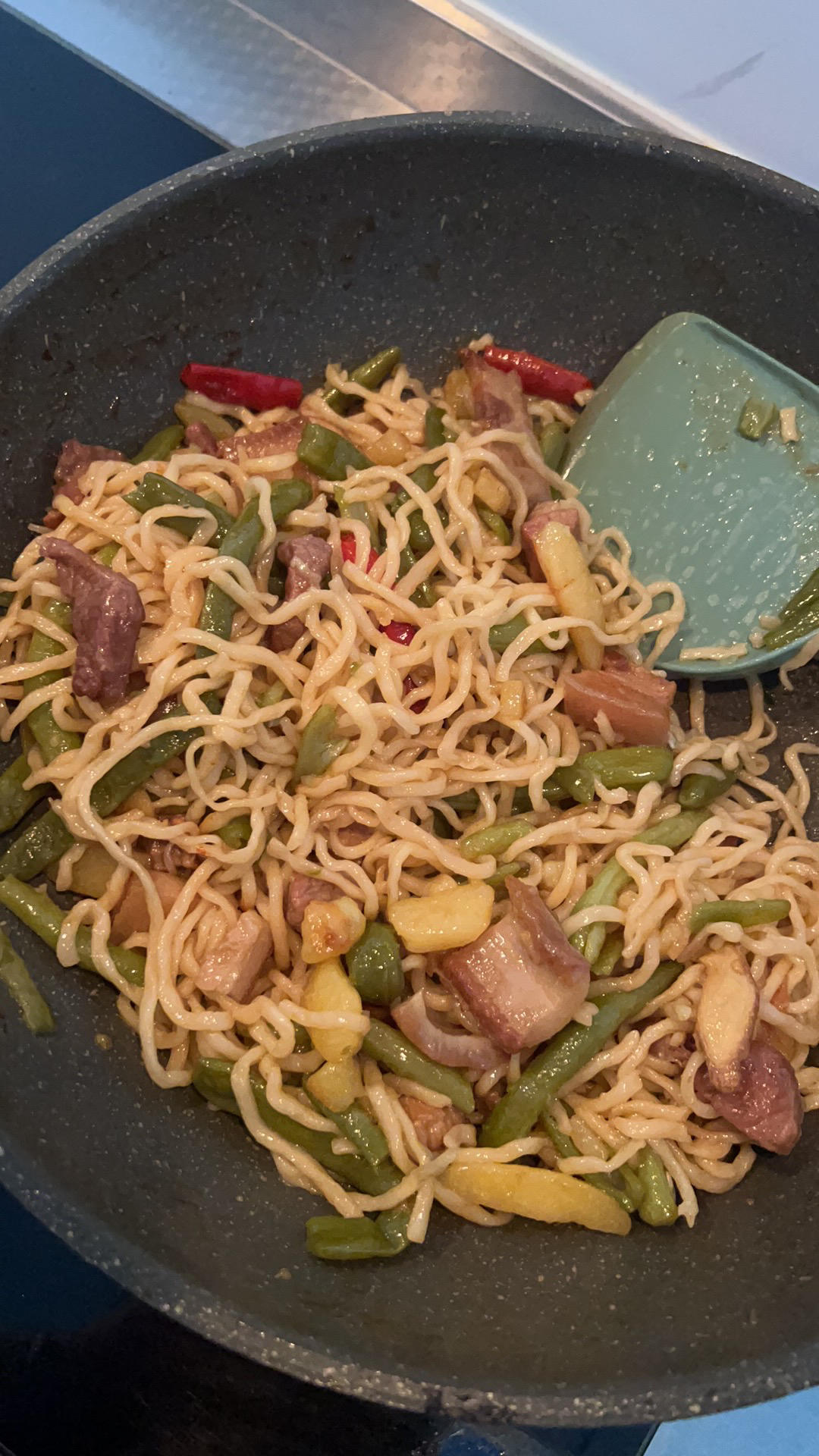 教你一种面条的新吃法,不用煮不用炒！五花肉豆角焖面